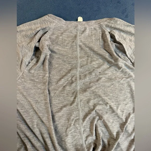 Under Armour Women's Tees in Blue and Grey - Picture 4 of 5